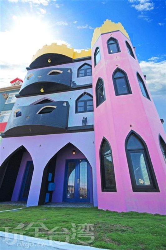 綠島潛水民宿月光城堡位於綠島南寮漁港，擁有便捷的交通位置，距離熱鬧的商業街道只要分三鐘即可抵達