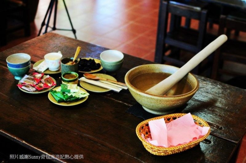台東百選店家,台東必吃美食,台東必吃,立品有機茶園的茶農爸媽仿效原始耕作，全年不使用農藥，以珍惜的心在台東得天獨厚純淨的空氣水源，摘採大自然新生的茶芽，用心製作，且不添加農藥、殺草劑、香料香精、糖等