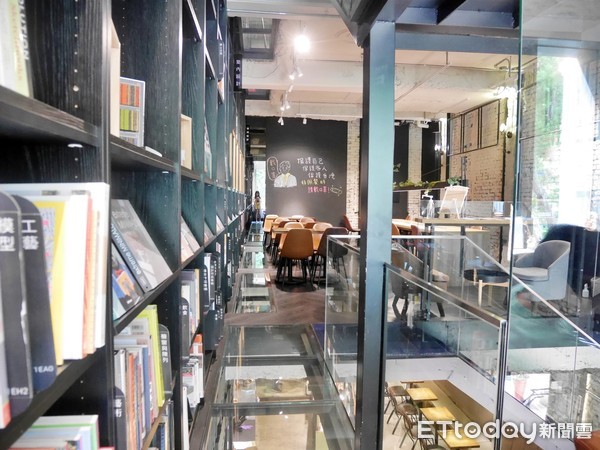 捷運南京復興｜不限時咖啡廳推薦！咖啡兼圖書館的工作空間