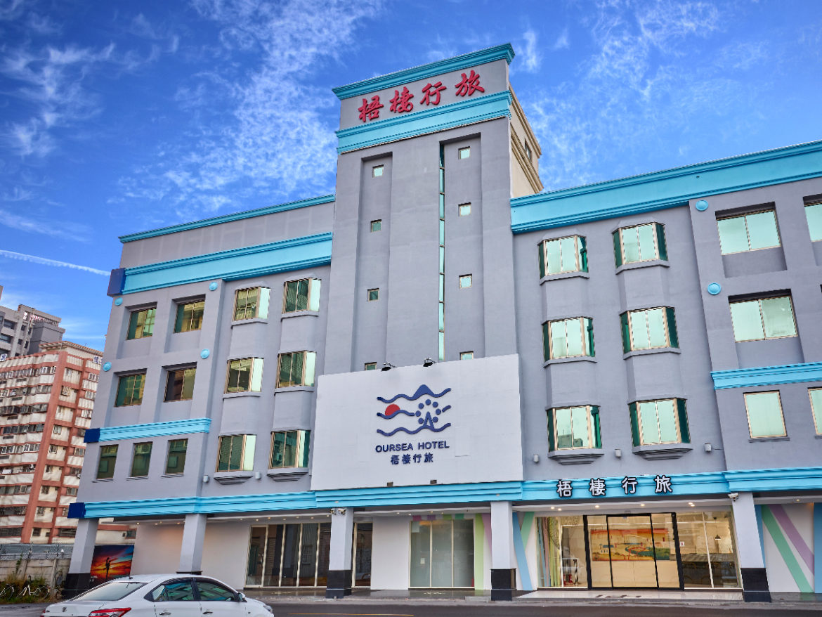 台中住宿｜超美天井貫穿整棟樓，被畫作包圍的梧棲行旅！