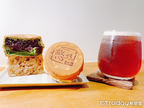 ▲除了車輪餅外，也有提供飲品。（圖／記者蔡玟君攝）