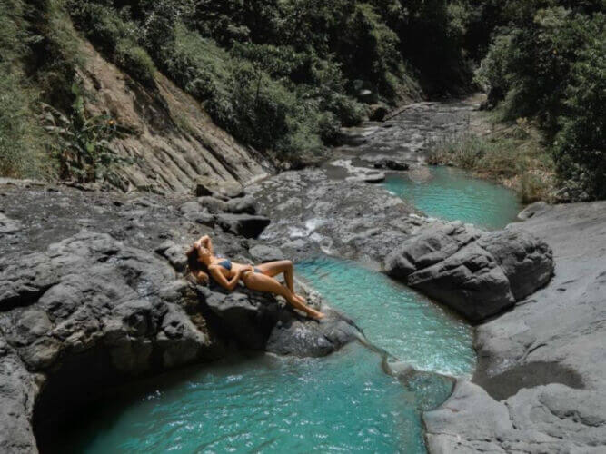  【台南景點】潛藏在森林裡的天然浴池！阿拉溪斜瀑群美翻天 