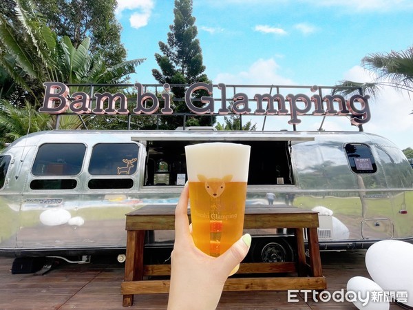 ▲泳池旁有一台美式露營車，提供啤酒和飲料。