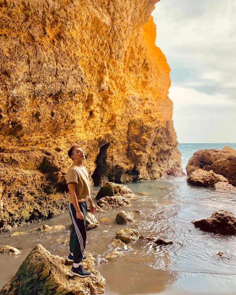 高雄柴山秘境黃金礁岩牆面