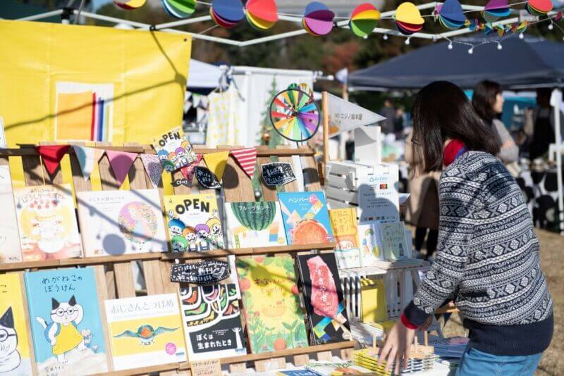 圖6：參加東京蚤之市的攤商涵蓋二手服飾、古書、布料製品等種類多元的業者，主辦單位還會規劃北歐市集、花卉市集、幼童市集等主題式市集。（照片來源：Ⓒ手紙社）東京二手市集