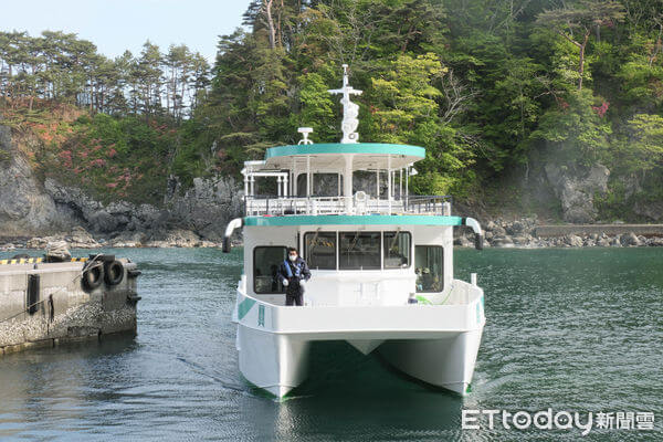 搭去年7月啟用的遊覽船「宮古海貓丸」欣賞海岸線風光，約30分鐘航程中，沿途經過坡高40公尺的巨大岩石「蠟燭岩」等奇岩怪石。
