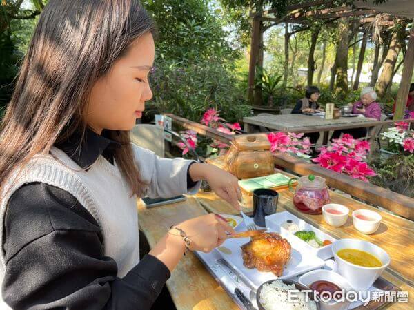 ▲迷迭香烤雞腿香嫩多汁，隨餐還會附沙拉、熱湯。
