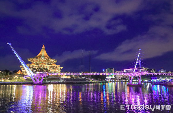 船上看Darul Hana黃金大橋和新砂拉越州議會大樓夜景。