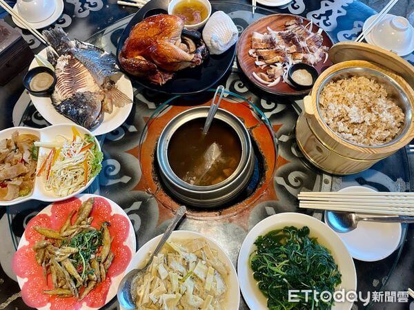 ▲「原始部落山地美食」提供原住民料理單點、合菜，品項非常豐富。