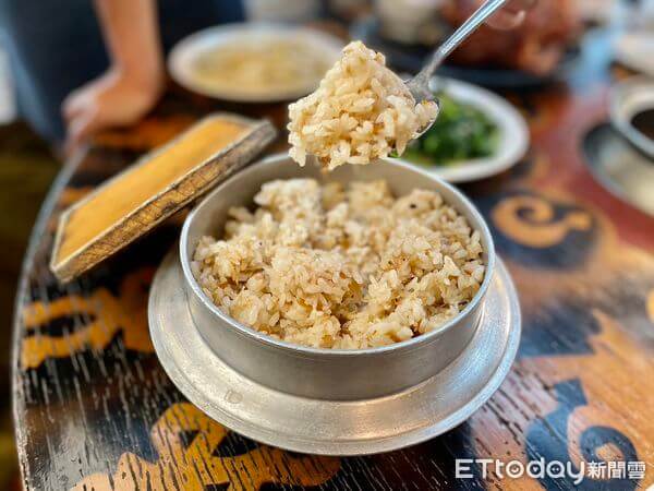 ▲「鹹魚拌飯」一吃絕對停不下來，鬆軟又綿密的米粒搭配鮮味十足的鹹魚，拌在一起超速配。