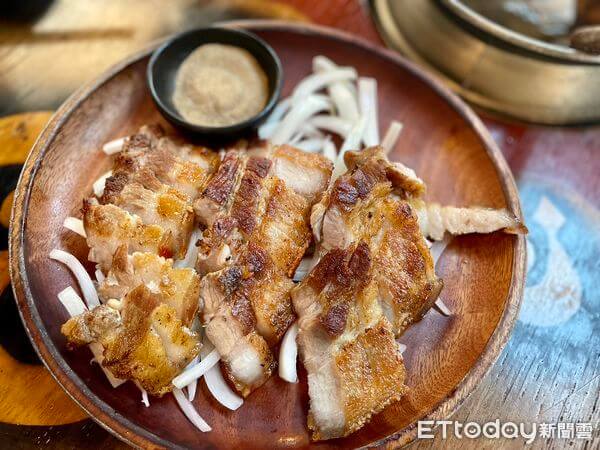 ▲「風味石板山豬肉」外皮微焦、肉嫩，搭配洋蔥和胡椒鹽一起吃超涮嘴。