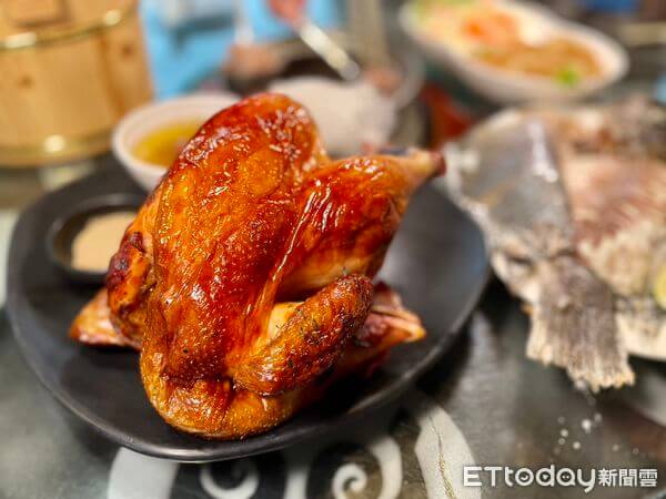 ▲「招牌桶烤雞」肉質非常嫩，不管是沾雞油或胡椒鹽一起吃都很美味；提醒烤雞、烤魚要提前預訂，當日用餐才能即時享用，以免等候過久。