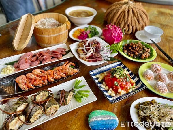 ▲阿塱壹部落廚坊提供無菜單料理，每日品項都不相同，烹調方式不煎炸，以清蒸、水煮、燻烤或醃製呈現食材原味。