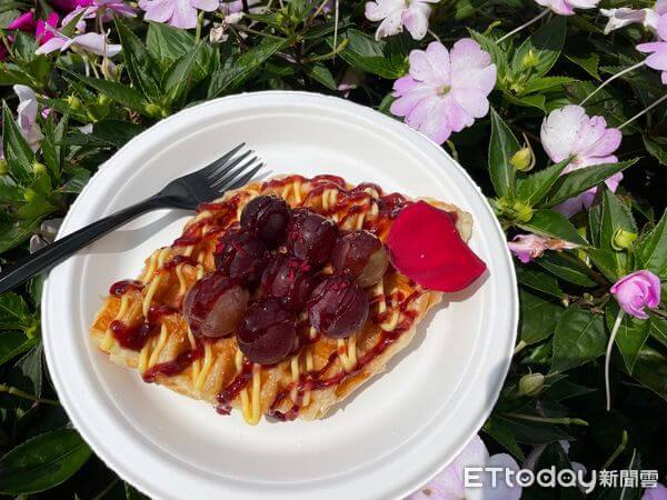 ▲「玫瑰可頌鬆餅」以烤得微脆鬆軟的鬆餅搭配玫瑰醬、卡士達，再加上藍莓或葡萄點綴。