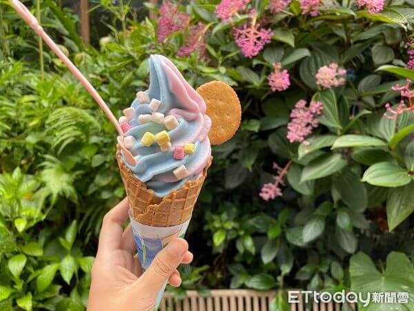 ▲「青黛冰淇淋」呈現夢幻的淡藍、淡粉色。