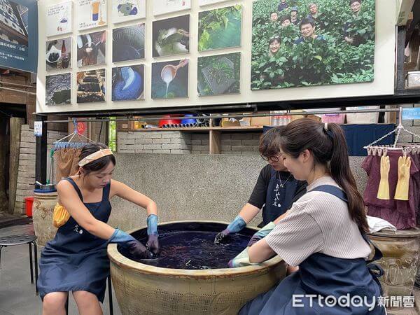 ▲旅客實際操作藍染過程，簡單又有趣。