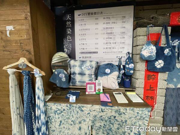 ▲旅客可任選要藍染的商品，再設計自己喜歡的圖案。