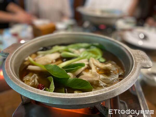 ▲火鍋食材任選，湯底是藥膳風味，搭配蔬菜一起煮更清甜。