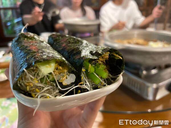 ▲「蔬食手捲」非常美味，海苔裡包裹著苜蓿芽、蘆筍、蒟蒻米、香鬆與芥末沙拉醬。