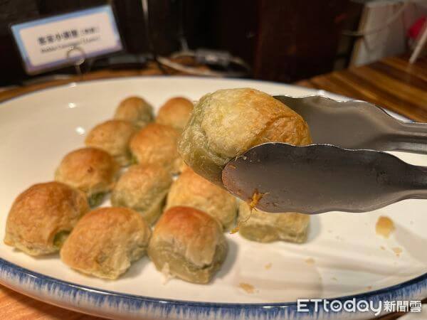 ▲熱食區餐點相當豐盛，圖中為「客家小漢堡」。
