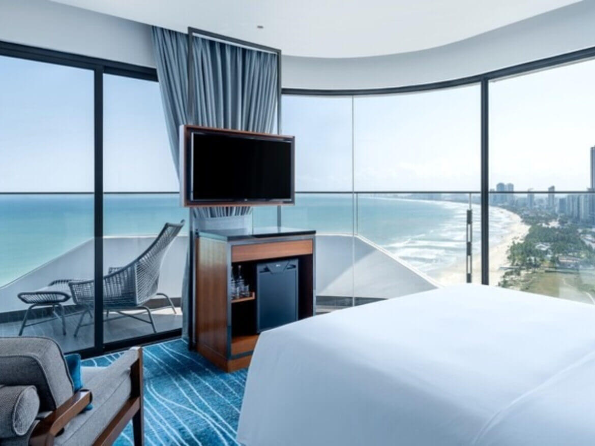 越南住宿｜峴港新開幕！步行沙灘3分鐘、距離機場15分鐘、每間房都能眺望湛藍海景