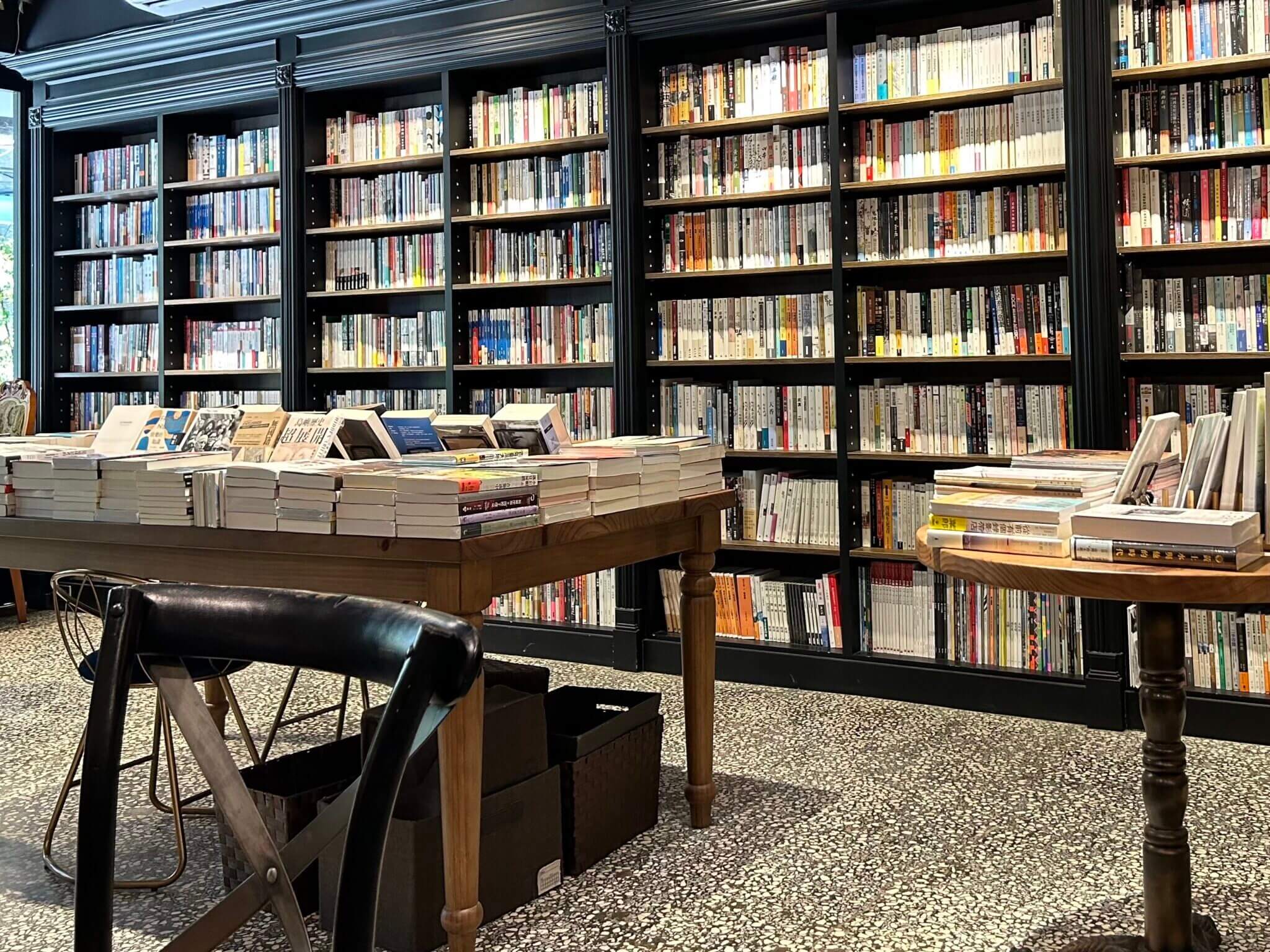 台北咖啡廳｜春秋書店內部
