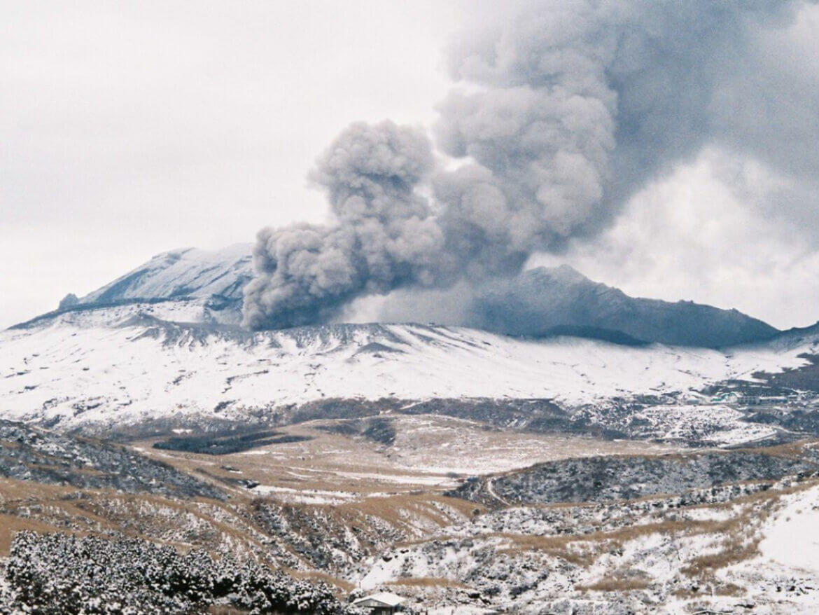 九州景點｜熊本「阿蘇火山」6種玩法：赤牛丼美食、溫泉寶地，搭直升機俯瞰火山口