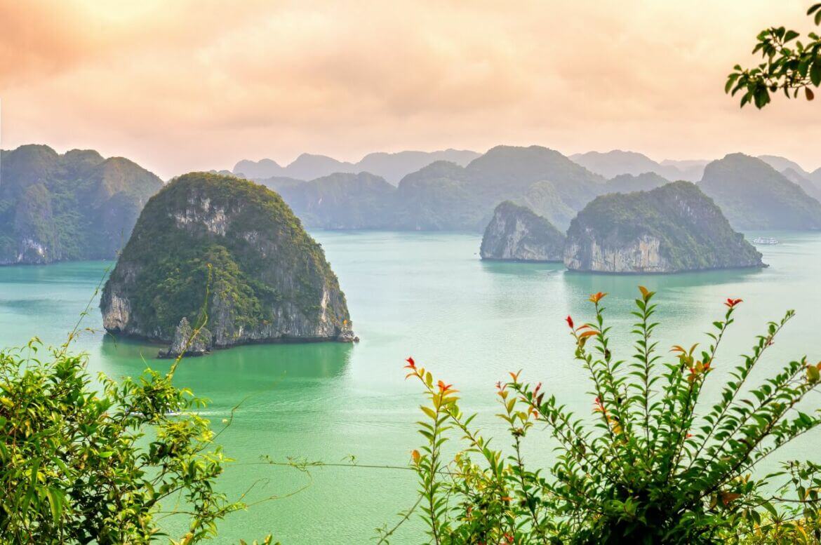 越南景點｜海上桂林「越南下龍灣」怎麼玩？還有不可錯過的獨木舟體驗