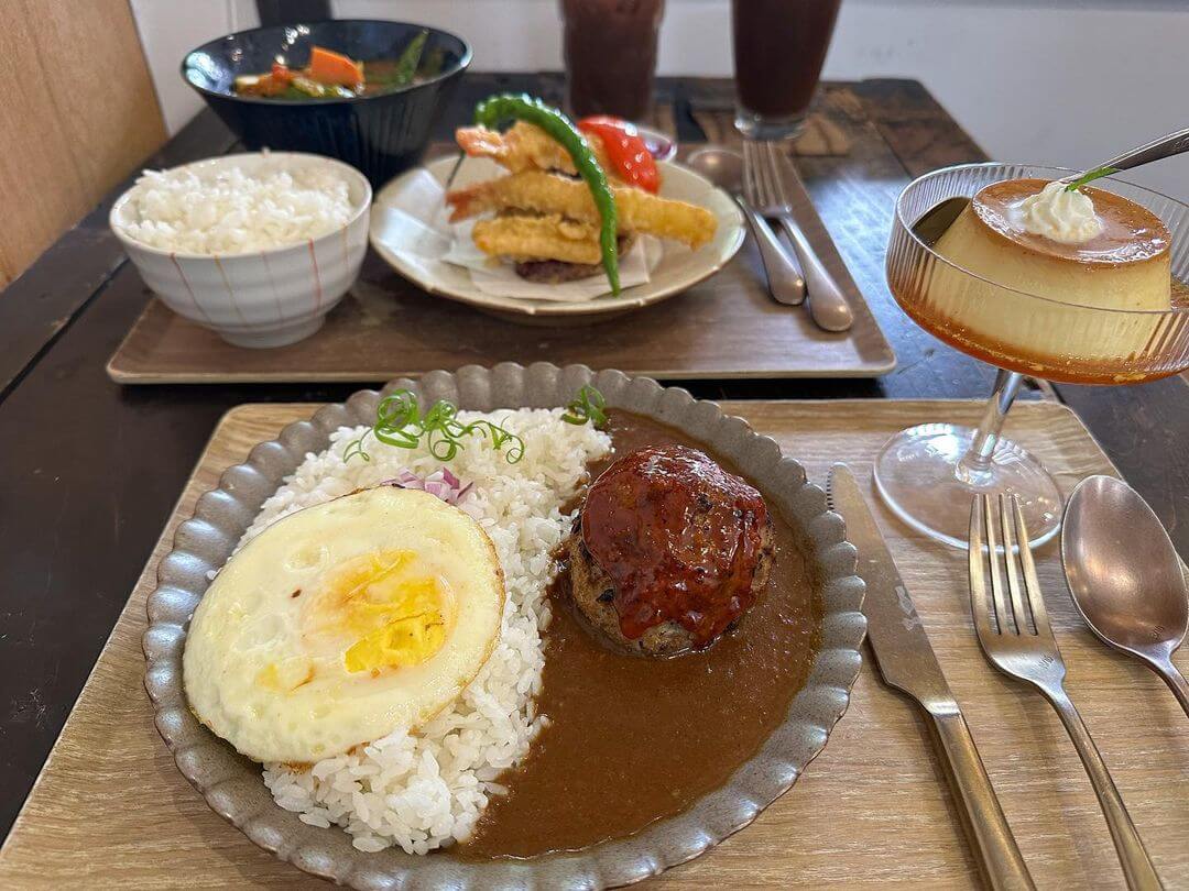 新竹美食｜邪惡多汁的拉絲漢堡、京都老宅的湯咖哩，再來一杯田野旁的稻香咖啡。