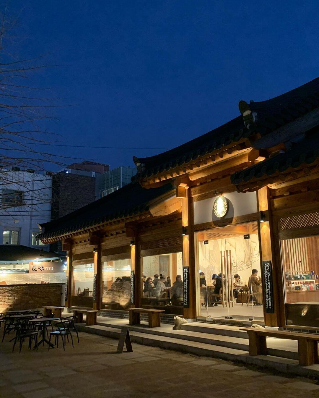 韓國美食|大邱最美星巴克「鐘路古宅店」:在百年老屋內席地而坐,啜飲一杯咖啡香!