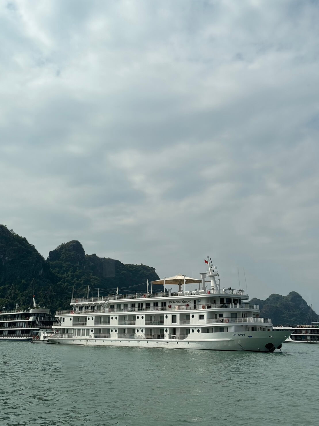 越南自由行|北越下龍灣必玩行程景點!夜宿海上一覽世界遺產 開箱世界七大奇景