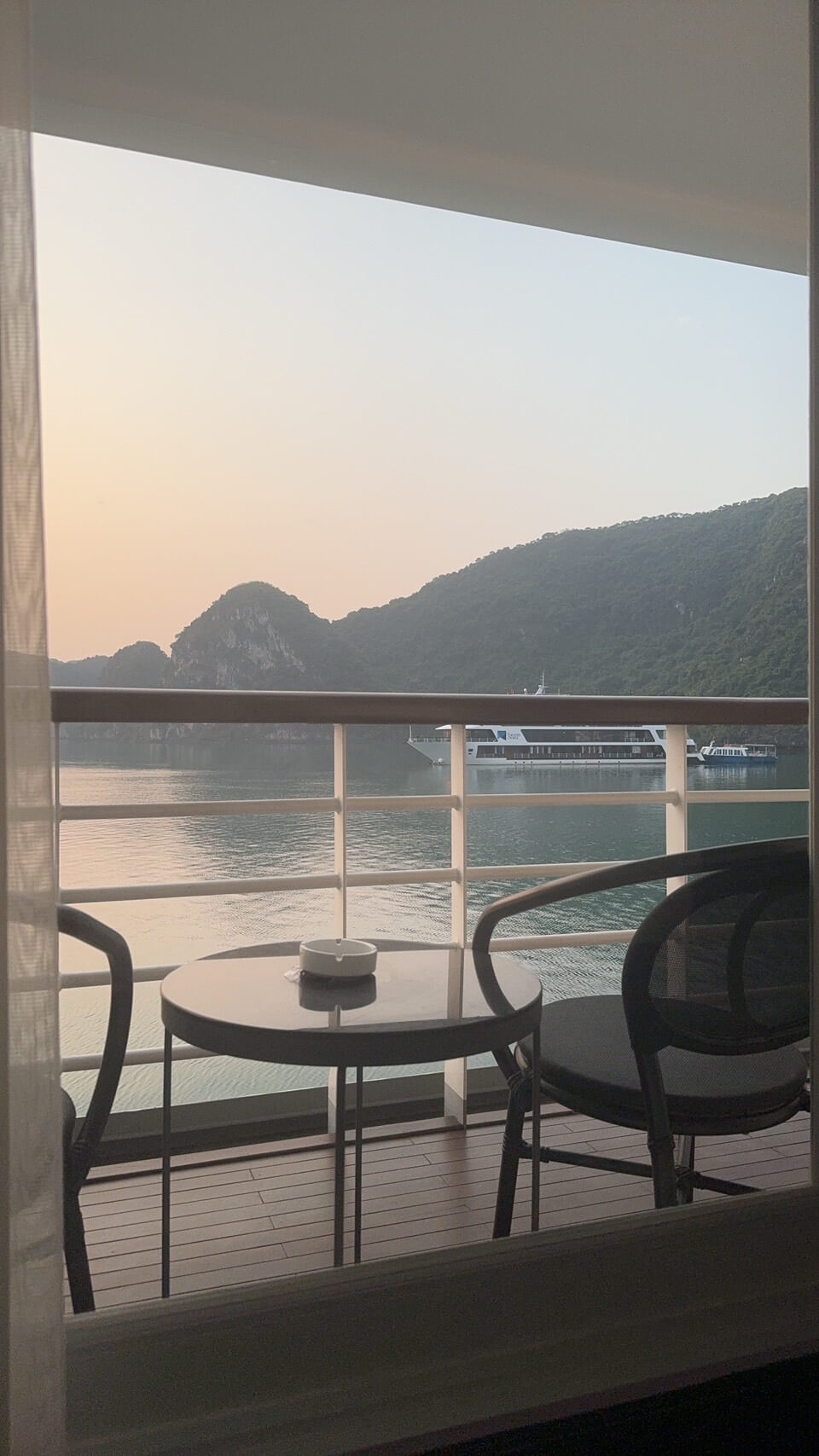 越南自由行|北越下龍灣必玩行程景點!夜宿海上一覽世界遺產 開箱世界七大奇景