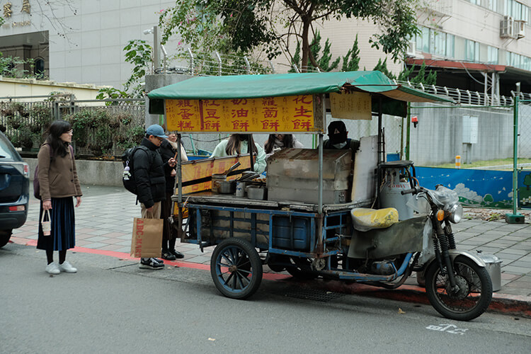 台北美食｜隱藏在信義區巷弄的甜點！無名攤車想吃得碰運氣，15元就能享受爆餡好滋味！