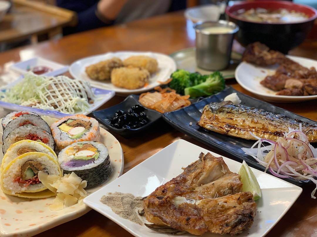 花蓮美食|在地人盤點8間絕不踩雷必吃餐廳:欣欣麵館原來是海鮮熱炒店?「這間」恍若人間仙境必吃!