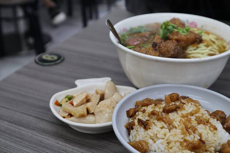 台北美食|台北十家「古早味麵攤」推薦:林青霞最愛「財神擔仔麵」、24小時不打烊的「南機場麵店」一碗只要20元!