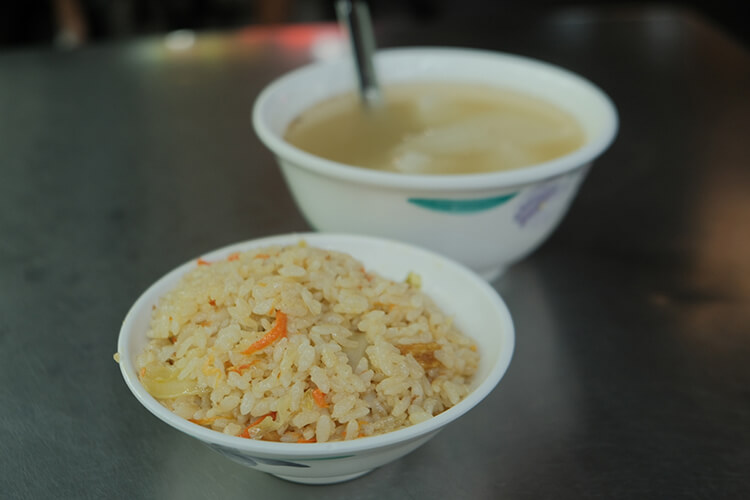 台北美食|萬華龍山寺在地人推薦10家美食:《黑白大廚》白種元大推「施家」冰花蚵仔煎、「兩喜號」魷魚焿一賣就是百年