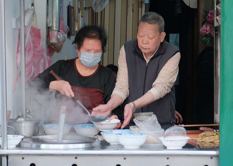 台北美食|台北十家「古早味麵攤」推薦:林青霞最愛「財神擔仔麵」、24小時不打烊的「南機場麵店」一碗只要20元!