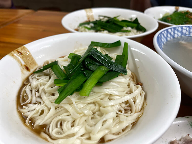 台北美食|台北十家「古早味麵攤」推薦:林青霞最愛「財神擔仔麵」、24小時不打烊的「南機場麵店」一碗只要20元!