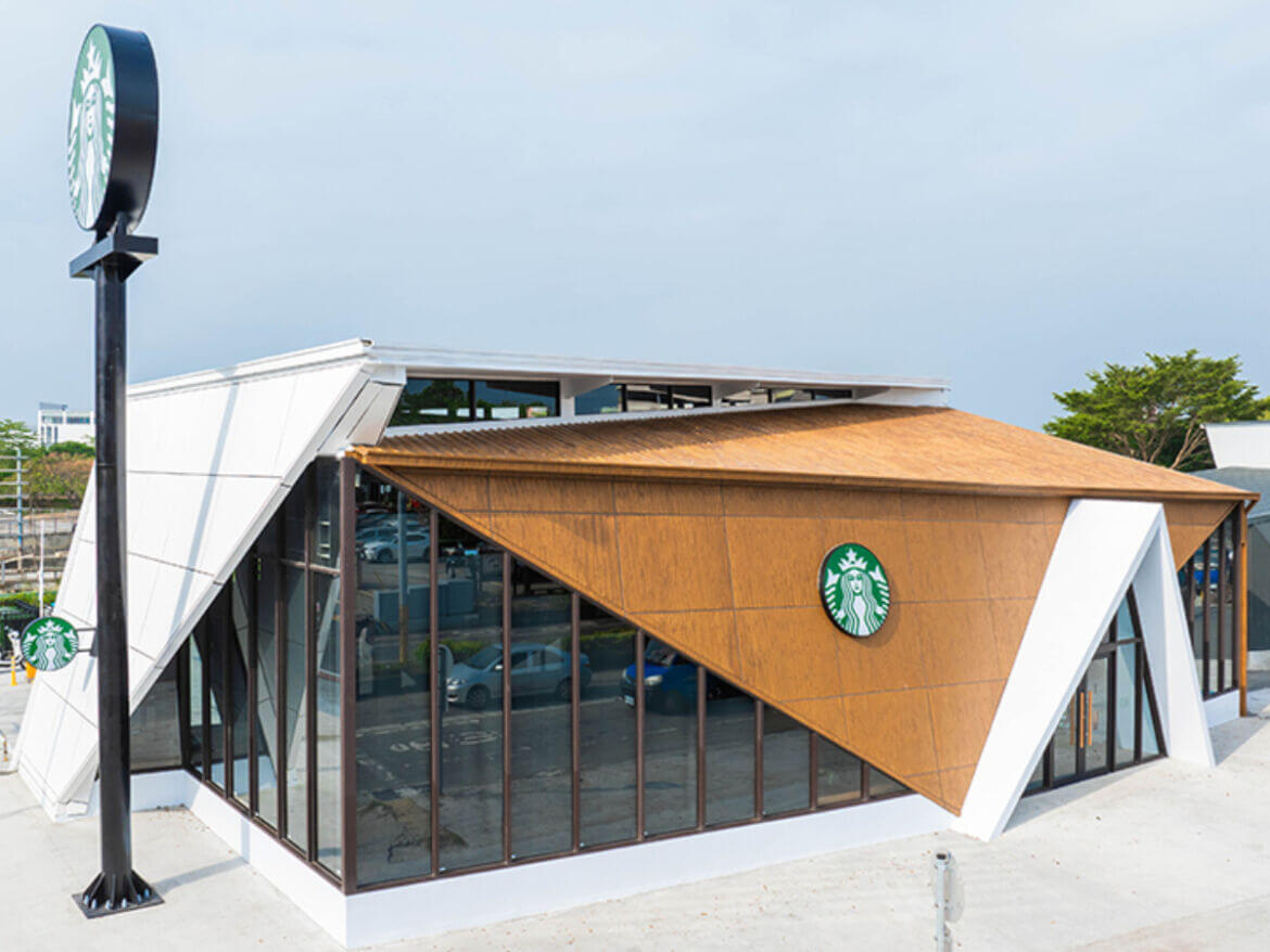雲林景點｜星巴克全新特色咖啡廳登場！「雲林斗南」門市屋頂上停了一座紙飛機