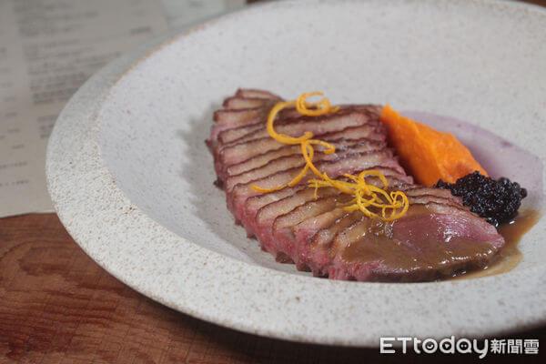 台中美食|炭烤三明治結合大腸包小腸 台中新開幕餐酒館把小吃變成精緻料理