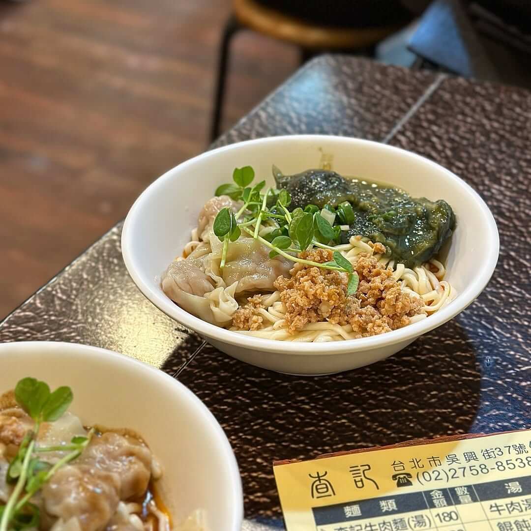 全台美食｜盤點全台9間特色美食，超浮誇雞排塞「干貝蝦仁」、麻辣豆花、蛋捲臭豆腐你吃過嗎？