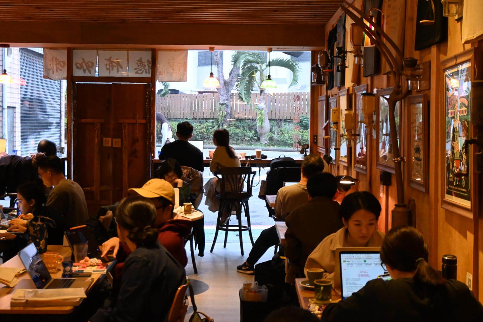台北咖啡廳|捷運忠孝新生站10家咖啡店推薦!不只世界冠軍名店「興波」,「富錦樹」進軍日本後第三站也選在華山