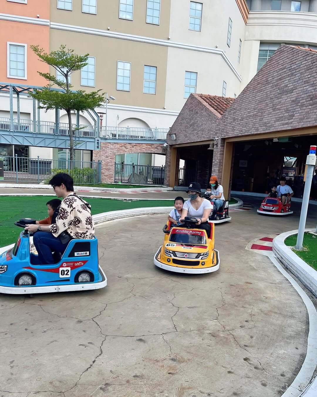 高雄聚會玩樂體驗｜E 人聚會首選六大景點：卡丁車、滑水、彈跳樂園通通都在這