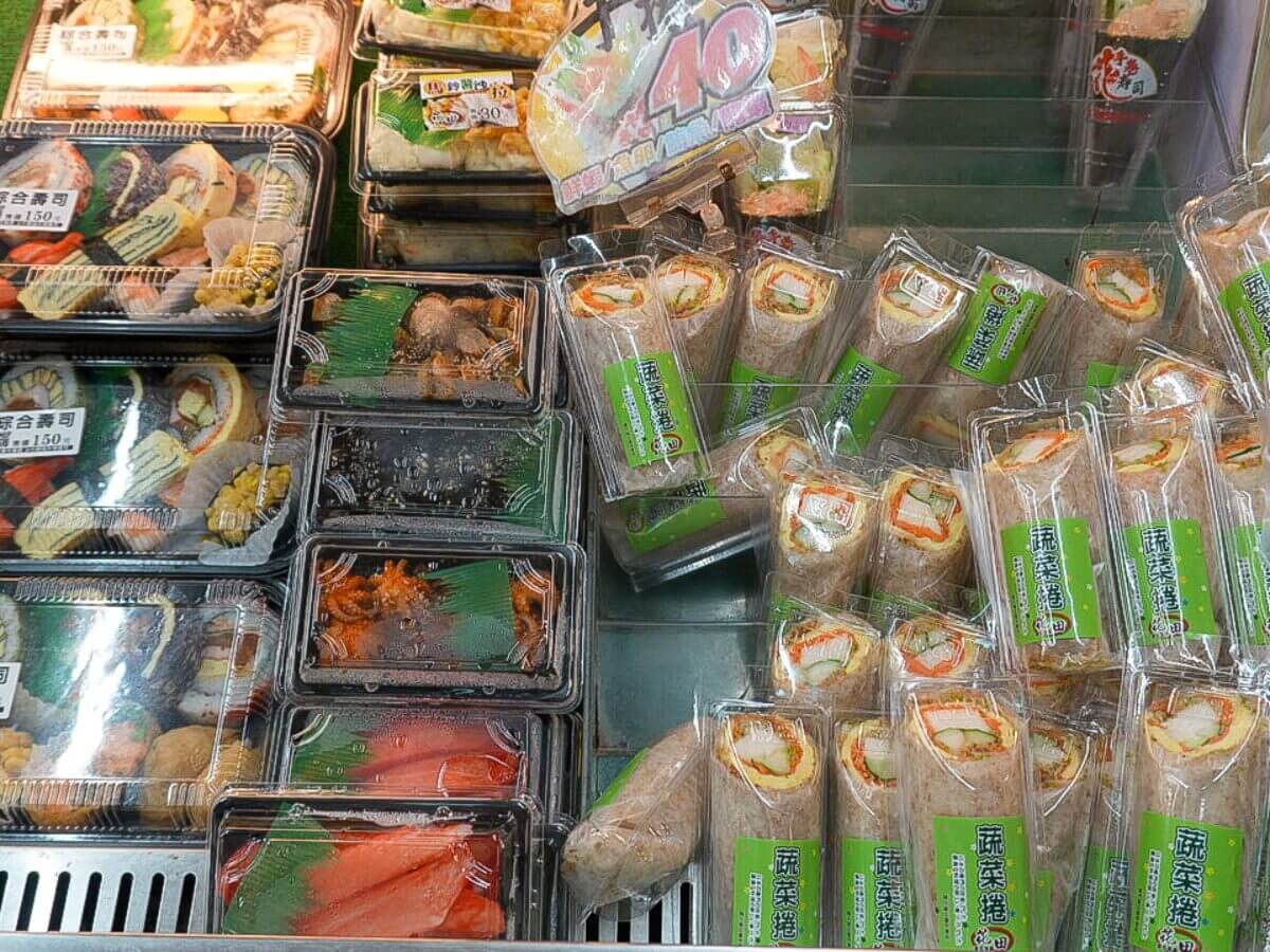 台中美食｜用 500 元吃爆新光黃昏市場！鹹食甜點一次滿足