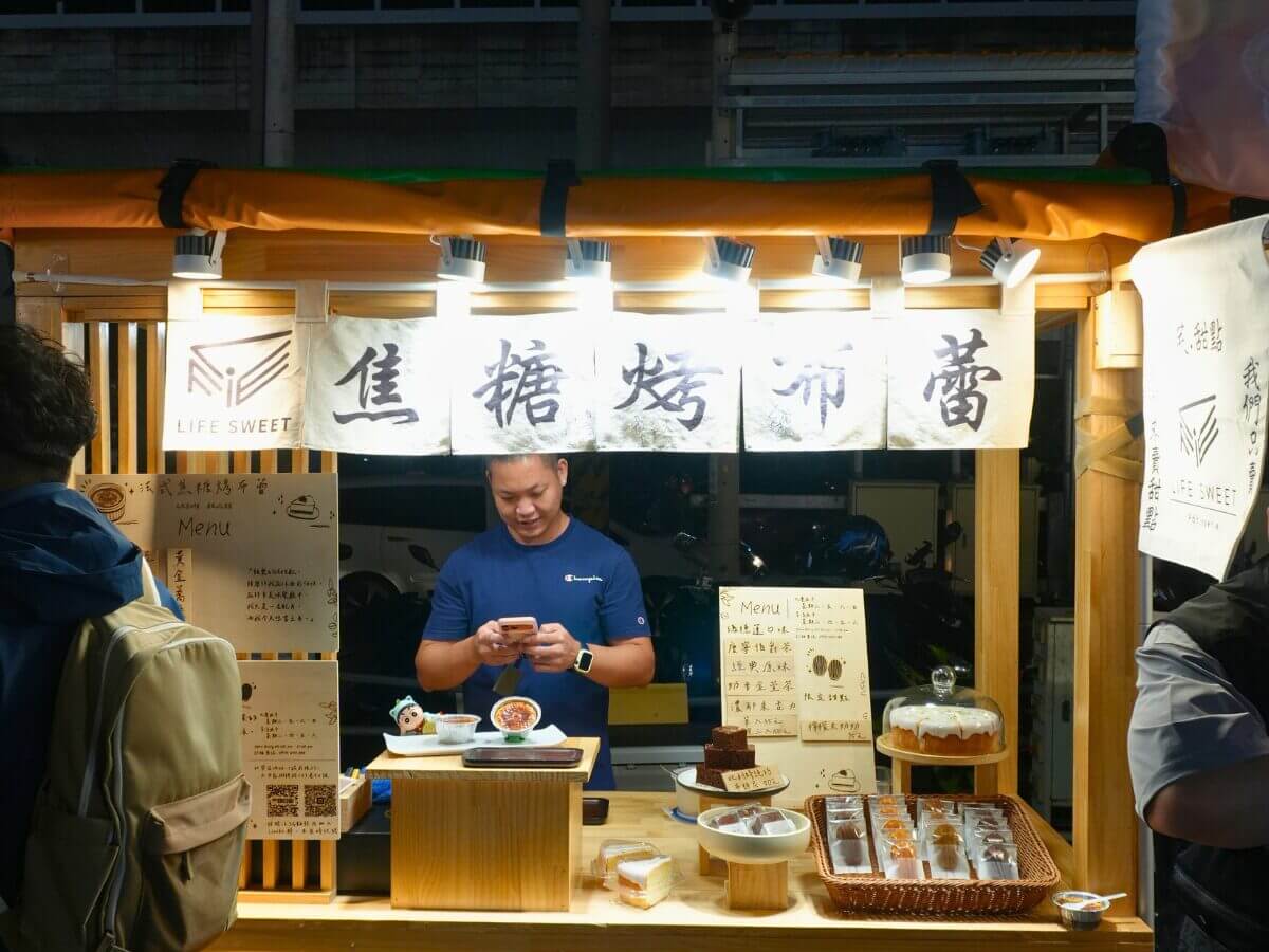 台中美食｜大慶夜市500元吃透透！6攤在地美食一次收：蚵仔飽、肉夾饃、泰奶、現烤布蕾通通有