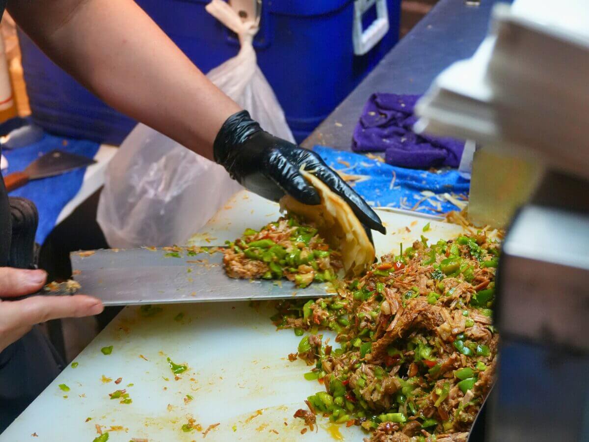 台中美食｜大慶夜市500元吃透透！6攤在地美食一次收：蚵仔飽、肉夾饃、泰奶、現烤布蕾通通有