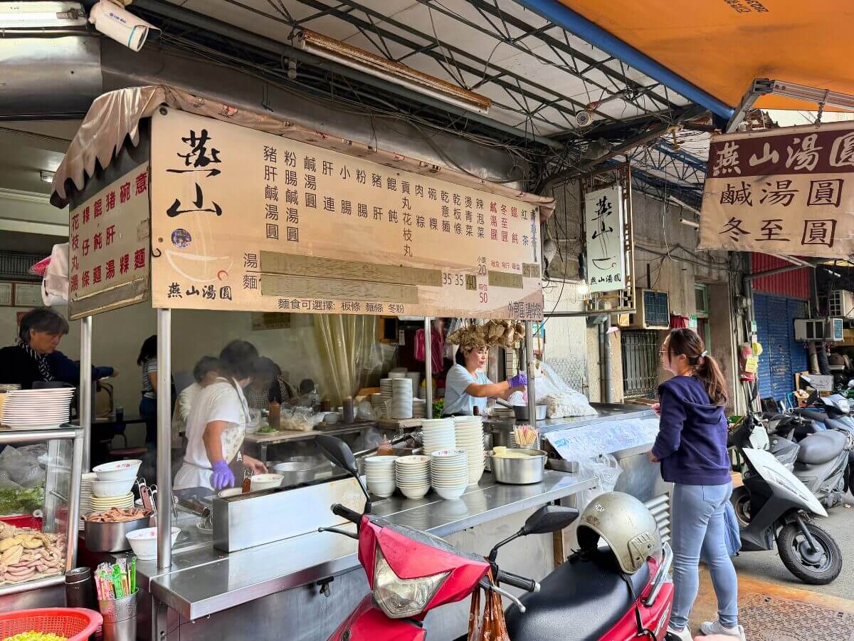台北美食｜雙連市場必吃小吃，在地 60 年老店美食清單，滷肉飯、湯圓、私房麵老台北味一次整理！