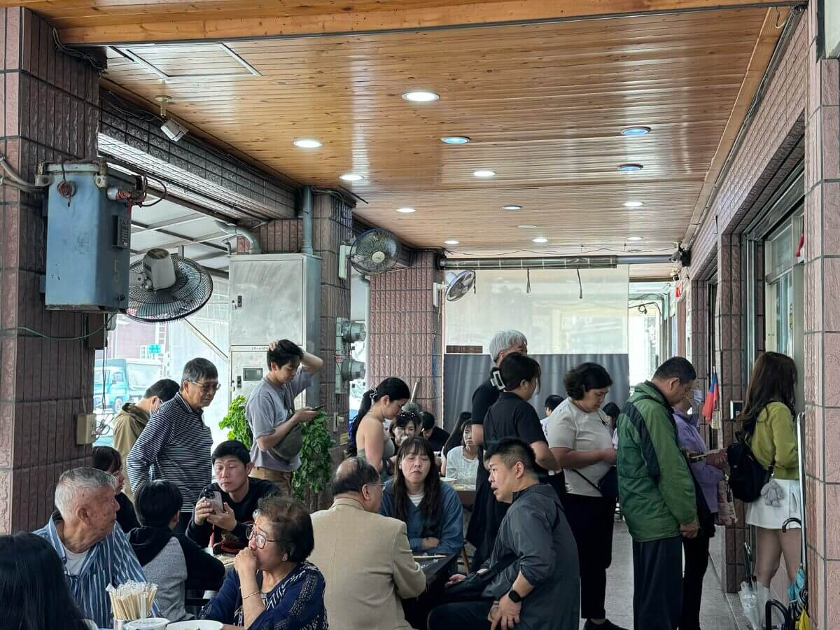 高雄美食｜不是假日也照排！鹽埕區5 家美食一開門就爆～鴨肉意麵、米其林米糕、奶茶創始店一次收