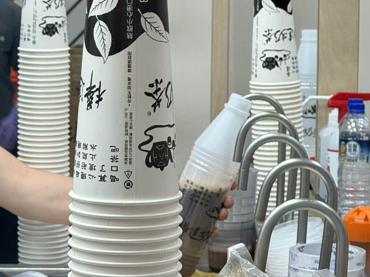 高雄美食｜不是假日也照排！鹽埕區5 家美食一開門就爆～鴨肉意麵、米其林米糕、奶茶創始店一次收