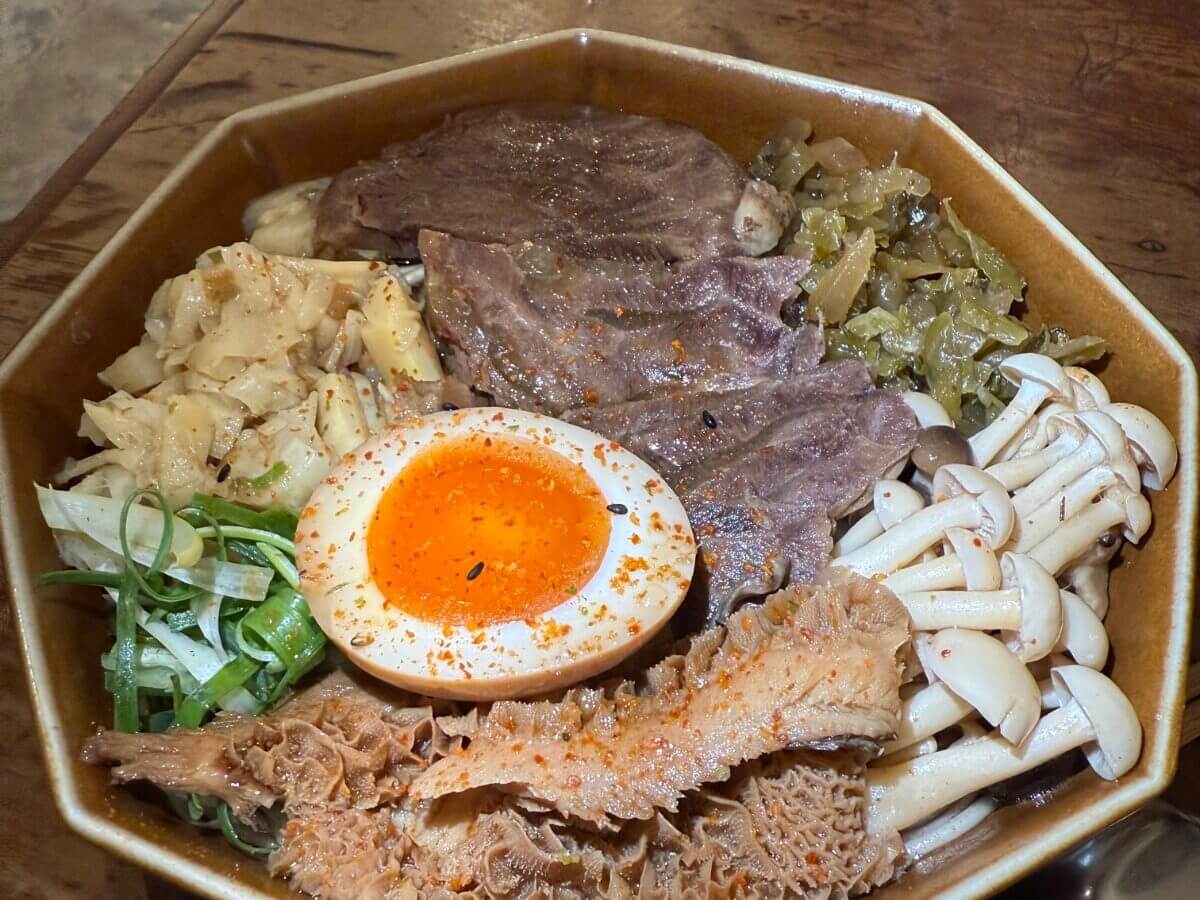 台北景點｜城市中的小秘境寶藏巖，帶日本同學走進迷宮老屋吃美食、逛柑仔店